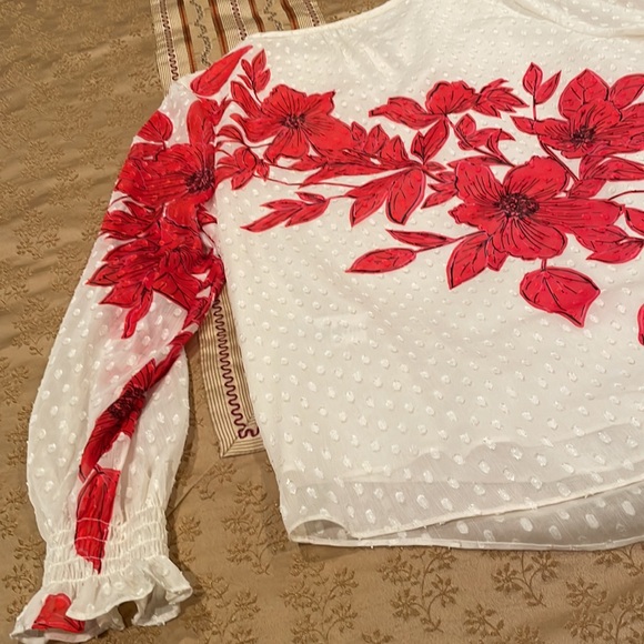 NWOT Isaac Mizrahi top, polyester, red floral on white Swiss, 12 - Picture 10 of 10
